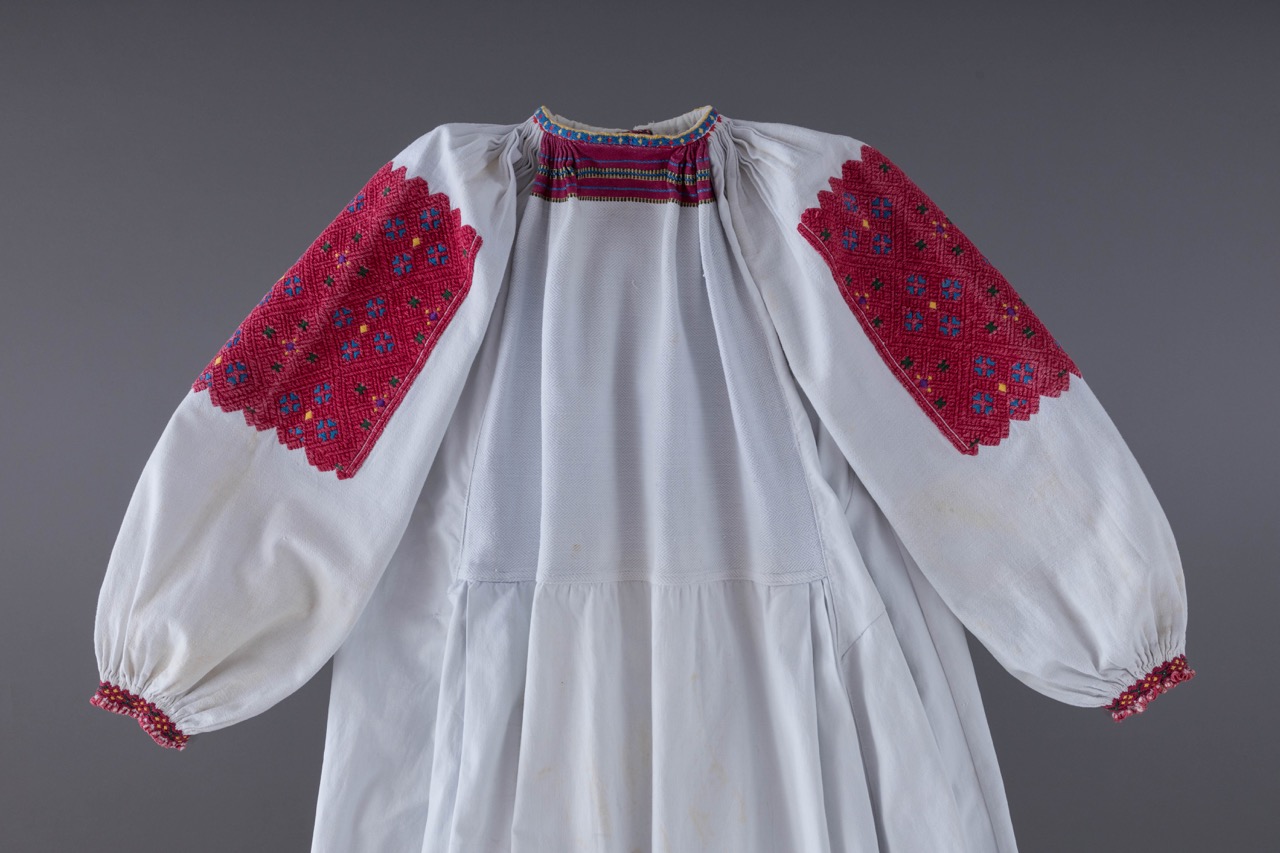 Жіноча вишита сорочка з тканою вставкою